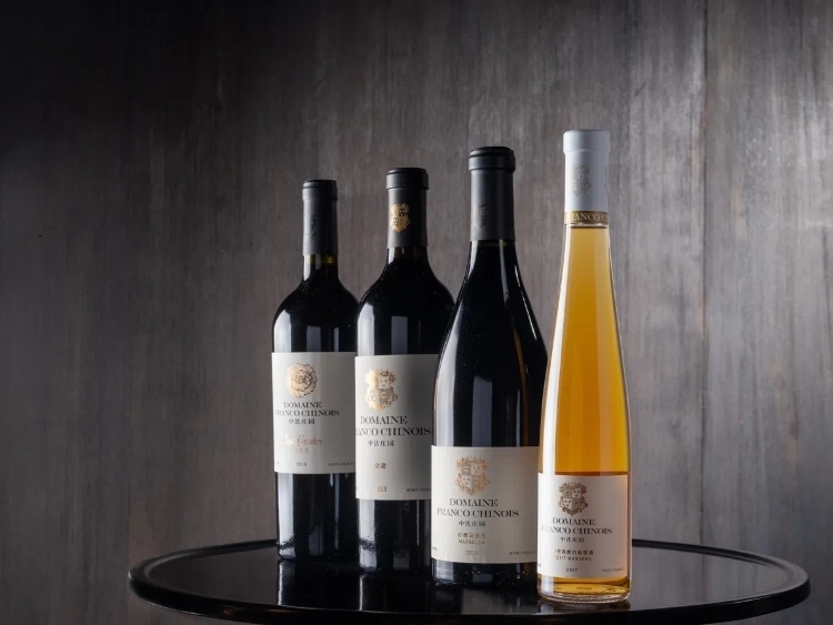 活動現(xiàn)場推介了懷來中法莊園珍藏馬瑟蘭干紅、小芒森甜白等優(yōu)質葡萄酒。主辦方供圖