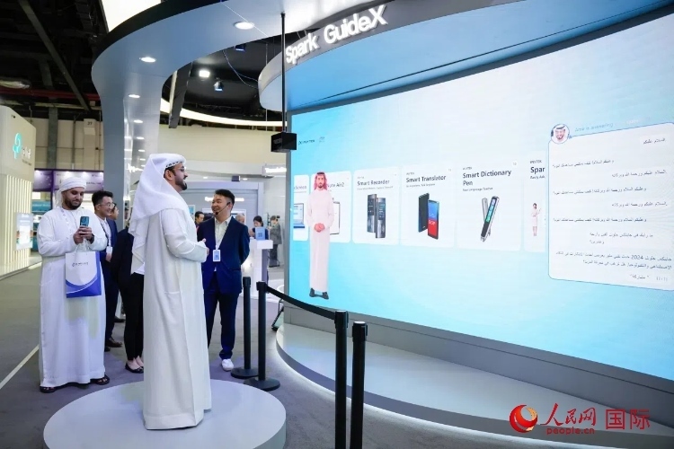 觀眾在科大訊飛展臺與虛擬人對話。人民網(wǎng) 塔里克·易卜拉欣攝