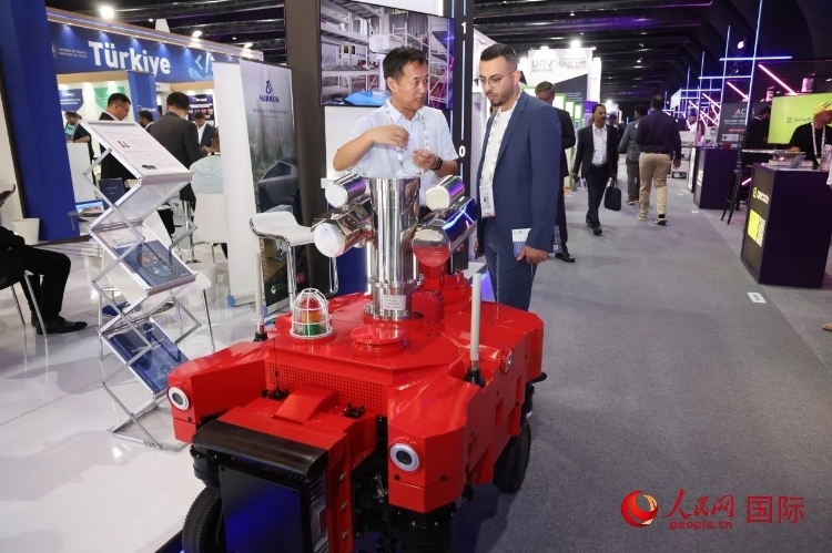 觀眾了解北京眸視科技有限公司研發(fā)的巡檢機器人。人民網(wǎng)記者 任皓宇攝