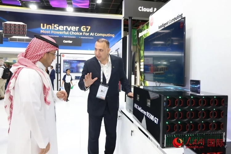 觀眾了解新華三集團展示的最新服務(wù)器產(chǎn)品。人民網(wǎng)記者 任皓宇攝