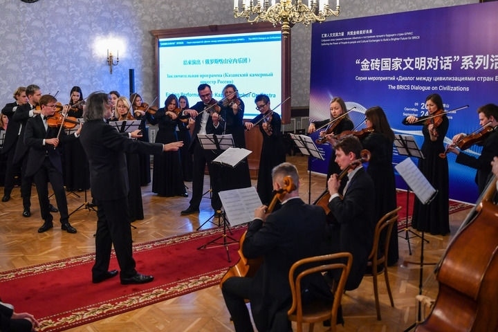 2024年9月24日，在俄羅斯喀山，俄羅斯喀山室內(nèi)樂團演奏傳統(tǒng)曲目。“金磚國家文明對話”系列活動24日在俄羅斯喀山舉行，來自中國、俄羅斯、巴西、印度、南非、伊朗等金磚國家的相關機構、各領域?qū)＜覍W者及青年代表等300多人參加。新華社記者 曹陽 攝