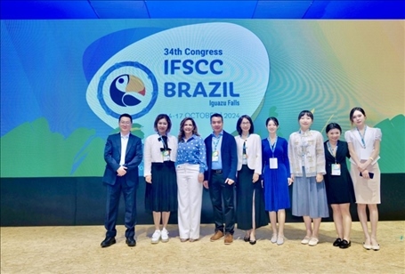 百雀羚集團(tuán)高層與研發(fā)團(tuán)隊(duì)。受訪方供圖