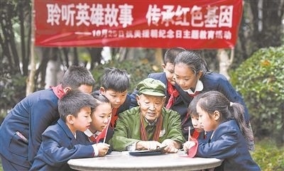 圖為89歲的抗美援朝老兵楊克美在向孩子們講述英雄故事。徐偉攝