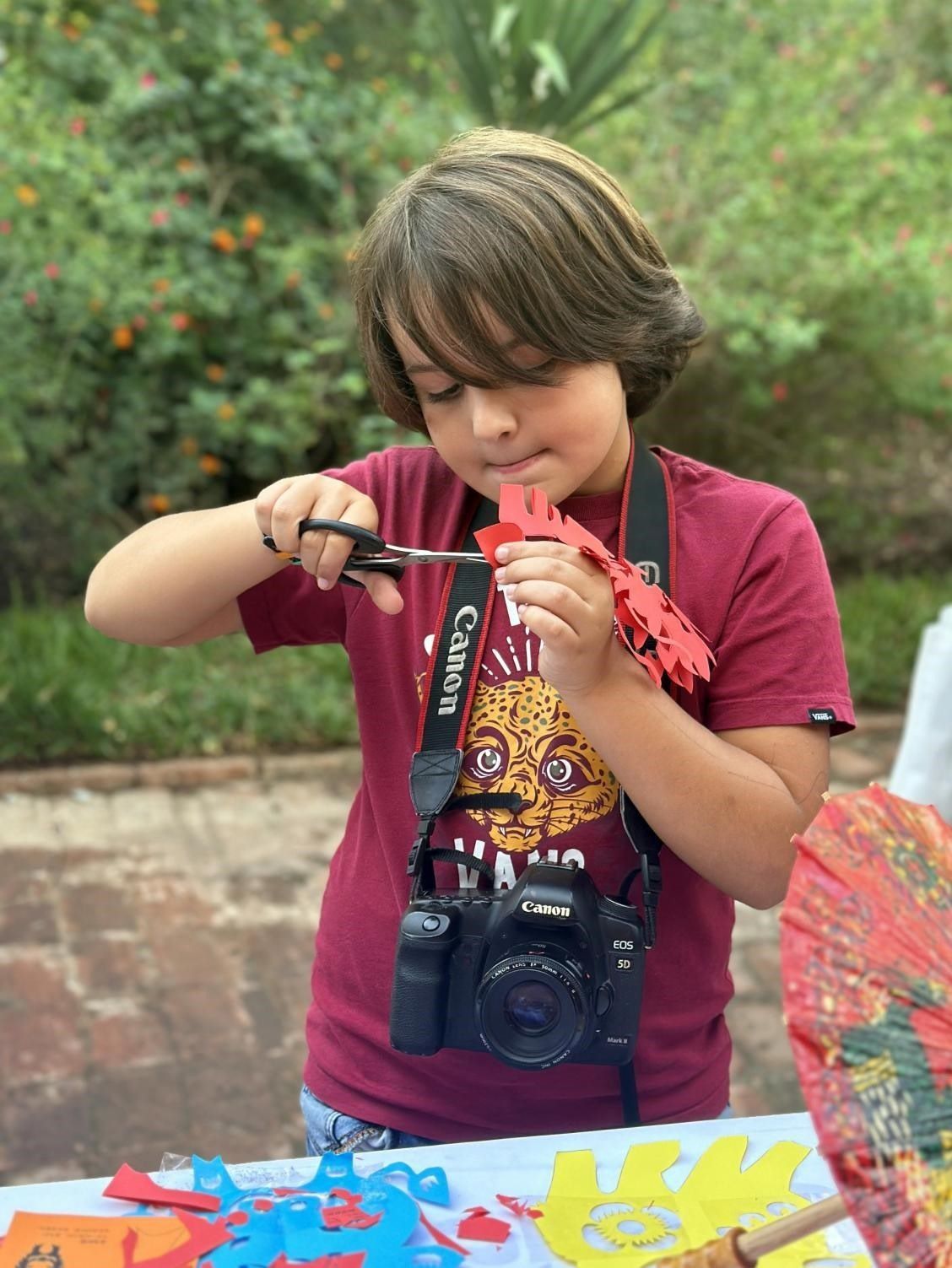 專心致志學剪紙。拉巴特中國文化中心供圖