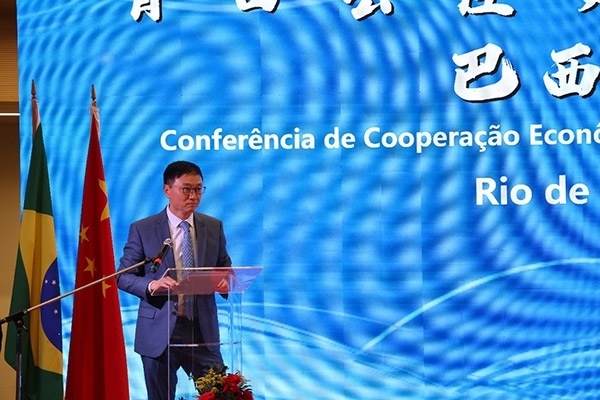 浙江省僑聯(lián)副主席兼巴西華人文化交流協(xié)會(huì)榮譽(yù)主席尹霄敏在活動(dòng)現(xiàn)場(chǎng)致辭。人民網(wǎng)記者 陳海琪攝