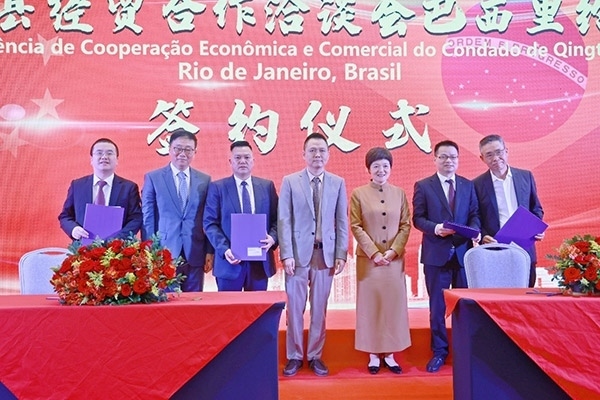 企業(yè)家在活動(dòng)現(xiàn)場(chǎng)參與項(xiàng)目簽約儀式。人民網(wǎng)記者 陳海琪攝