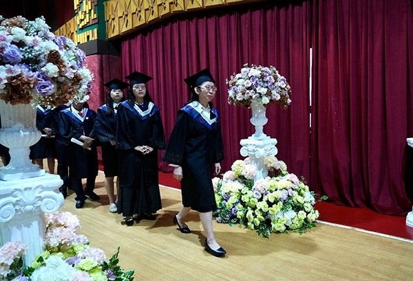 菲律賓岐黃中醫(yī)學院首屆12名畢業(yè)生順利獲得中醫(yī)相關(guān)執(zhí)業(yè)資格。人民網(wǎng)記者 樊帆攝