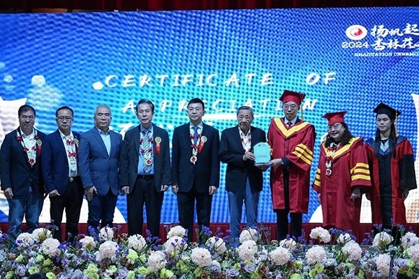 菲律賓首家中醫(yī)學院——岐黃中醫(yī)學院在馬尼拉舉行首屆畢業(yè)典禮。人民網(wǎng)記者 樊帆攝