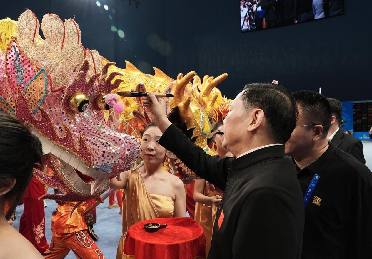 出席開賽儀式的領(lǐng)導(dǎo)及嘉賓共同為參賽龍獅隊(duì)點(diǎn)睛。（受訪者供圖）