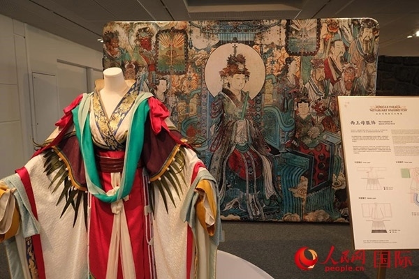 壁畫服飾的實(shí)物復(fù)刻展示。人民網(wǎng)記者 尚凱元攝