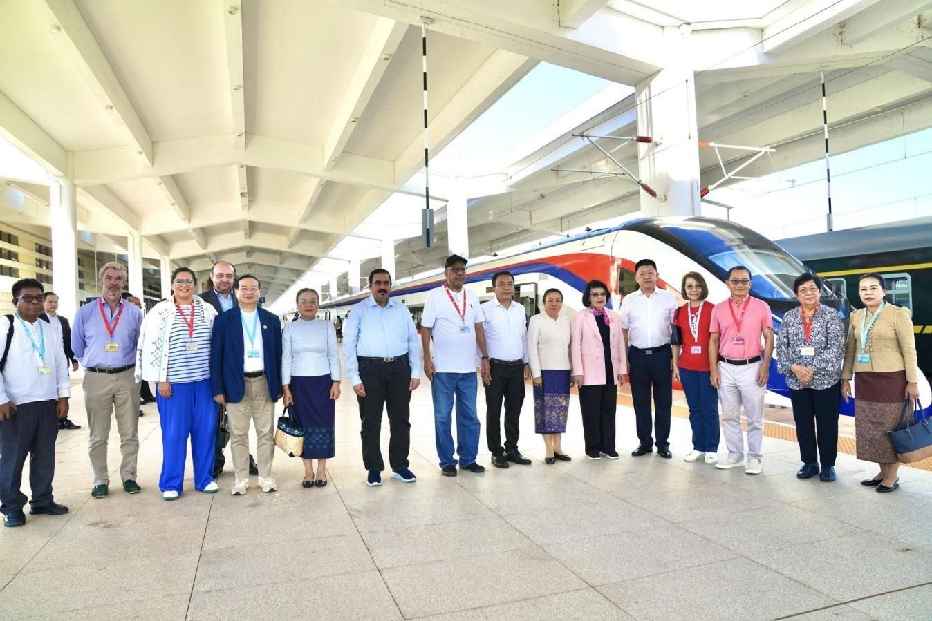 東盟議會(huì)聯(lián)盟大會(huì)代表團(tuán)與中老鐵路“瀾滄號(hào)”動(dòng)車(chē)合影留念。老中鐵路有限公司供圖