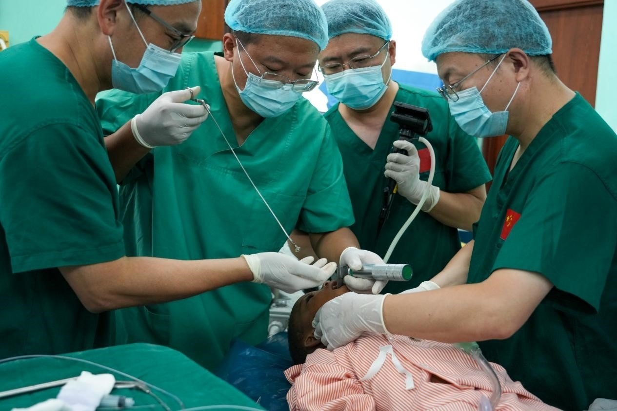 引起患兒窒息的異物被成功取出。中國(guó)援桑醫(yī)療隊(duì)供圖