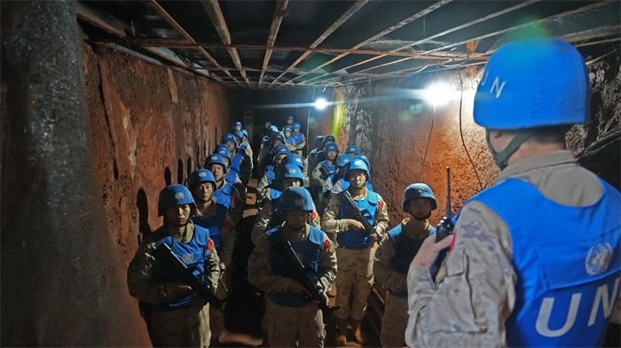 進入地下掩體隱蔽。王軍杰攝