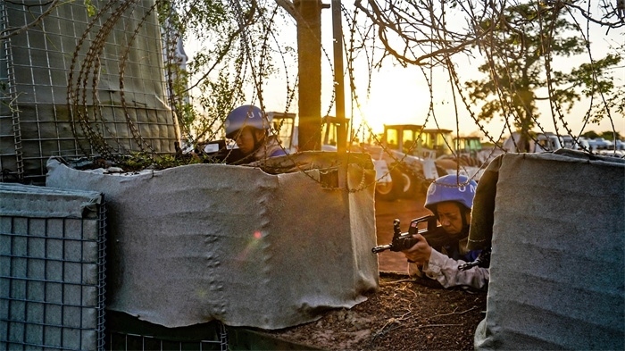 瞭望偵察一線情況。張洪奧攝