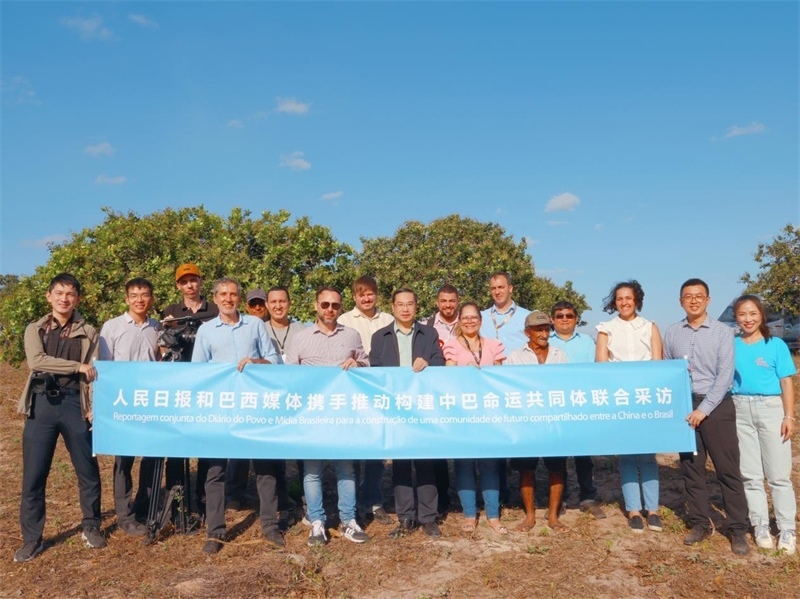 當?shù)貢r間10月24日至25日，人民日報社攜手巴西主流媒體在巴西東北部北里奧格蘭德州開展聯(lián)合采訪，拉開了以“攜手推動構(gòu)建中巴命運共同體”為主題的人民日報和巴西媒體聯(lián)合采訪序幕。圖為參加聯(lián)合采訪的中巴兩國記者與受益于中國企業(yè)扶貧項目的若昂卡馬拉市民眾合影。 人民日報和巴西媒體聯(lián)合采訪團供圖
