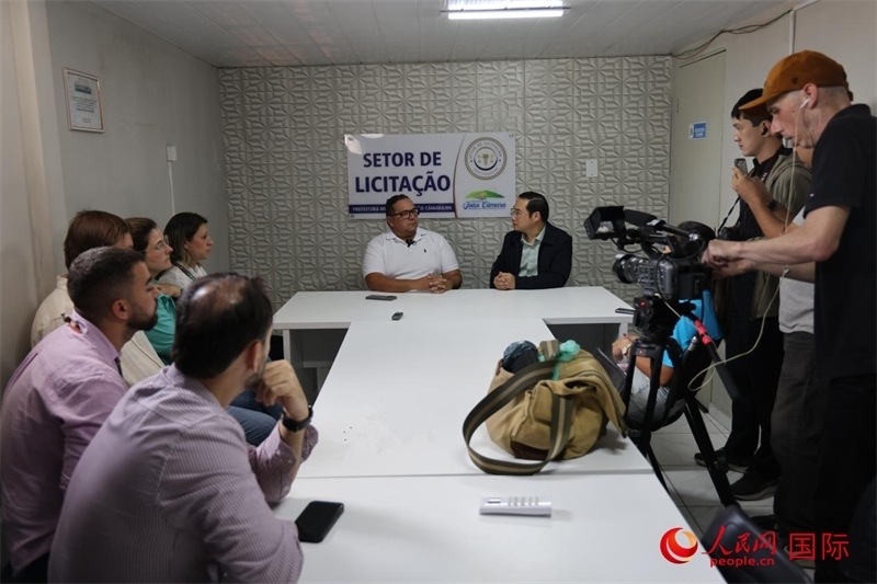 巴西東北部北里奧格蘭德州若昂卡馬拉市市長馬諾埃爾·貝爾納接受聯(lián)合采訪團采訪。 人民網(wǎng)記者 時元皓攝