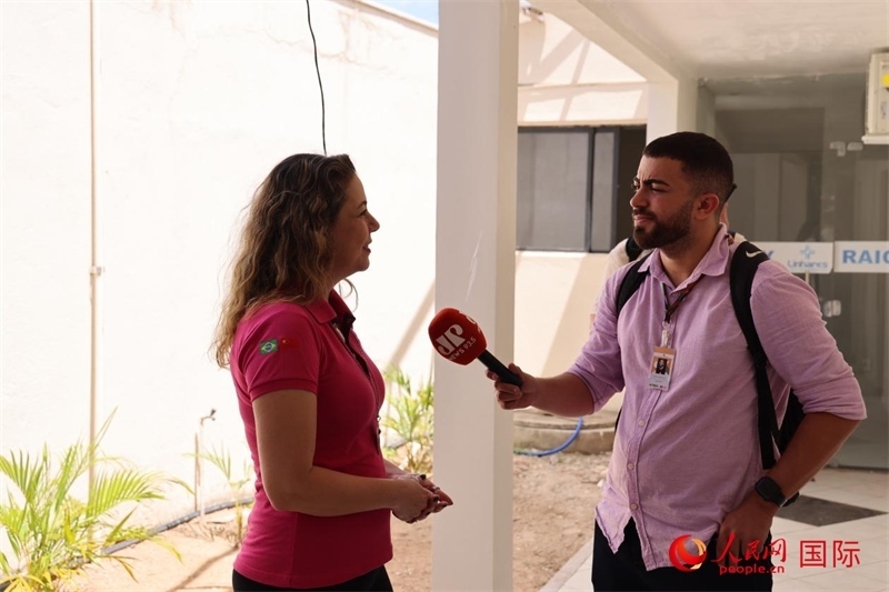 國網(wǎng)巴電文化中心負責人達尼埃拉·帕戈托接受參加聯(lián)合采訪團的巴西記者采訪。 人民網(wǎng)記者 時元皓攝