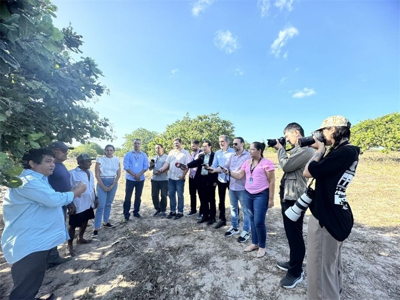 聯(lián)合采訪團正在采訪中國企業(yè)在若昂卡馬拉市的扶貧開放項目 。孫佳攝