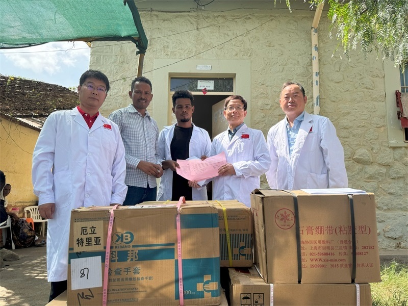 中國醫(yī)療隊向科倫醫(yī)院捐贈藥品和醫(yī)療物資。中國第17批援厄立特里亞醫(yī)療隊供圖