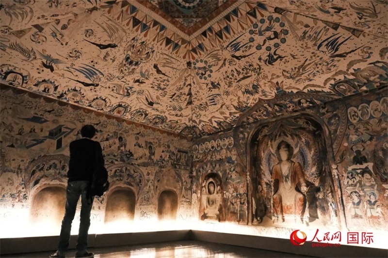 觀眾仿佛置身于數(shù)字復(fù)原的敦煌第285窟。人民網(wǎng)記者 尚凱元攝 