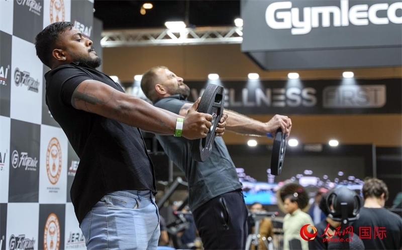 觀眾參加舉重物比賽。人民網(wǎng)中東中心分社塔里克·易卜拉欣攝