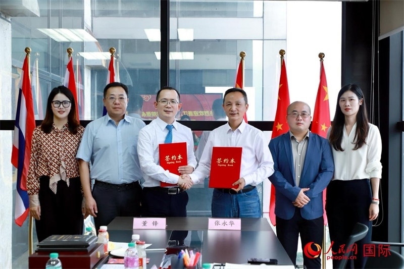 會(huì)談現(xiàn)場(chǎng)。左三為泰中僑商聯(lián)合會(huì)副主席董峰；右三為浙江大學(xué)光華法學(xué)院黨委書記張永華。人民網(wǎng)記者 簡(jiǎn)承淵攝