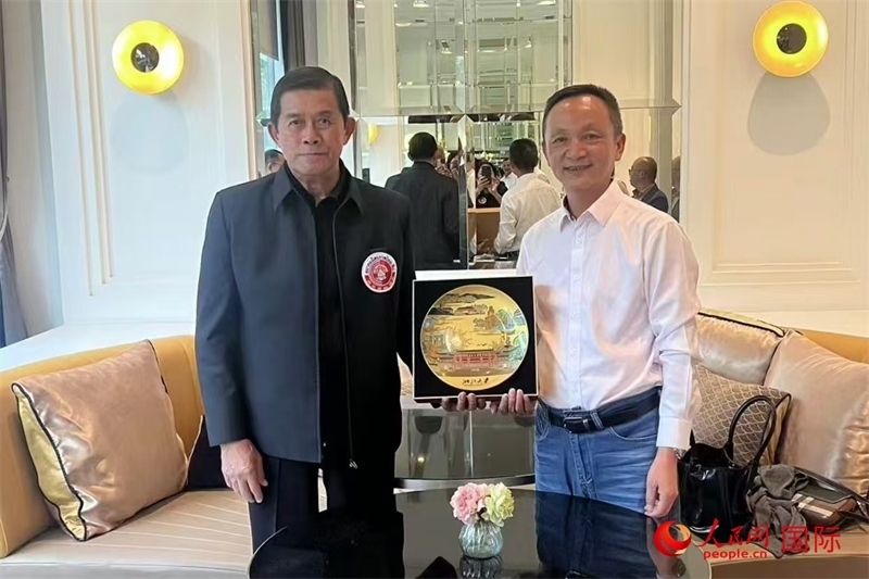 泰中友好協(xié)會(huì)會(huì)長(zhǎng)、泰國(guó)前副總理功·塔帕朗西（左一）會(huì)見浙大團(tuán)組一行。人民網(wǎng)記者 簡(jiǎn)承淵攝