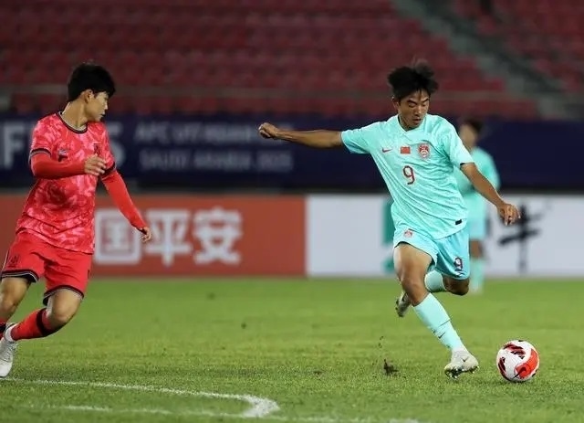 國(guó)少隊(duì)球員魏祥鑫（右）比賽中傳球。新華社記者 李鋼攝
