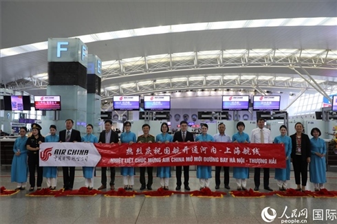 中國駐越南大使館經(jīng)商處參贊李振民等兩國嘉賓為儀式剪彩。 人民網(wǎng)記者 楊曄攝