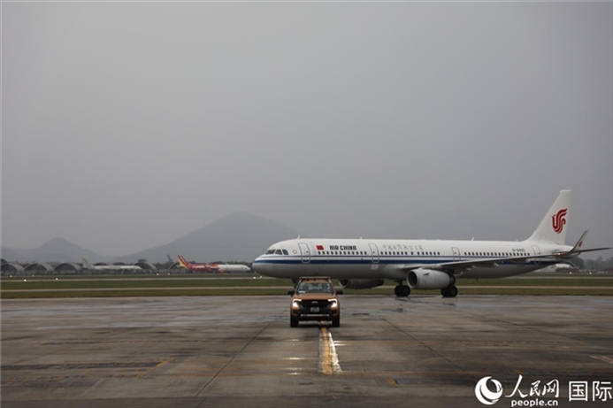 國航上?！觾?nèi)首班飛機(jī)抵達(dá)河內(nèi)內(nèi)排機(jī)場。人民網(wǎng)記者 楊曄攝