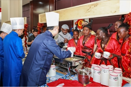 恩賈梅納大學(xué)孔子學(xué)院的學(xué)生們對(duì)中國(guó)餃子情有獨(dú)鐘。主辦方供圖