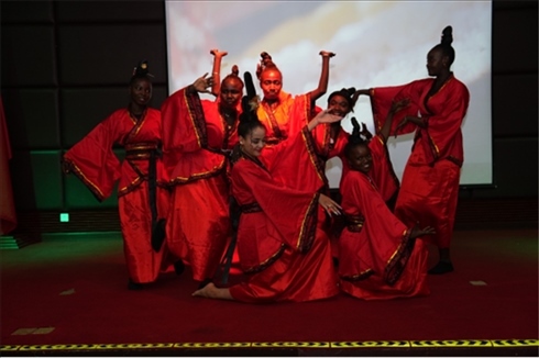 孔子學(xué)院的學(xué)生表演中國(guó)舞《昭君出塞》。主辦方供圖