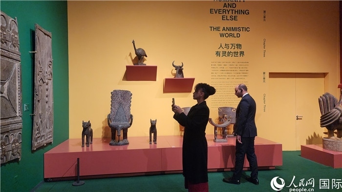 各國(guó)來賓參觀展覽