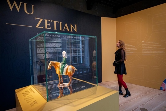 圖為觀眾在參觀“一代女皇武則天展”。（中華人民共和國駐荷蘭王國大使館供圖）