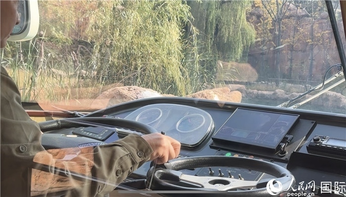 鄭州銀基動(dòng)物王國(guó)水陸兩棲觀光車(chē)駕駛室。人民網(wǎng) 謝瑩攝