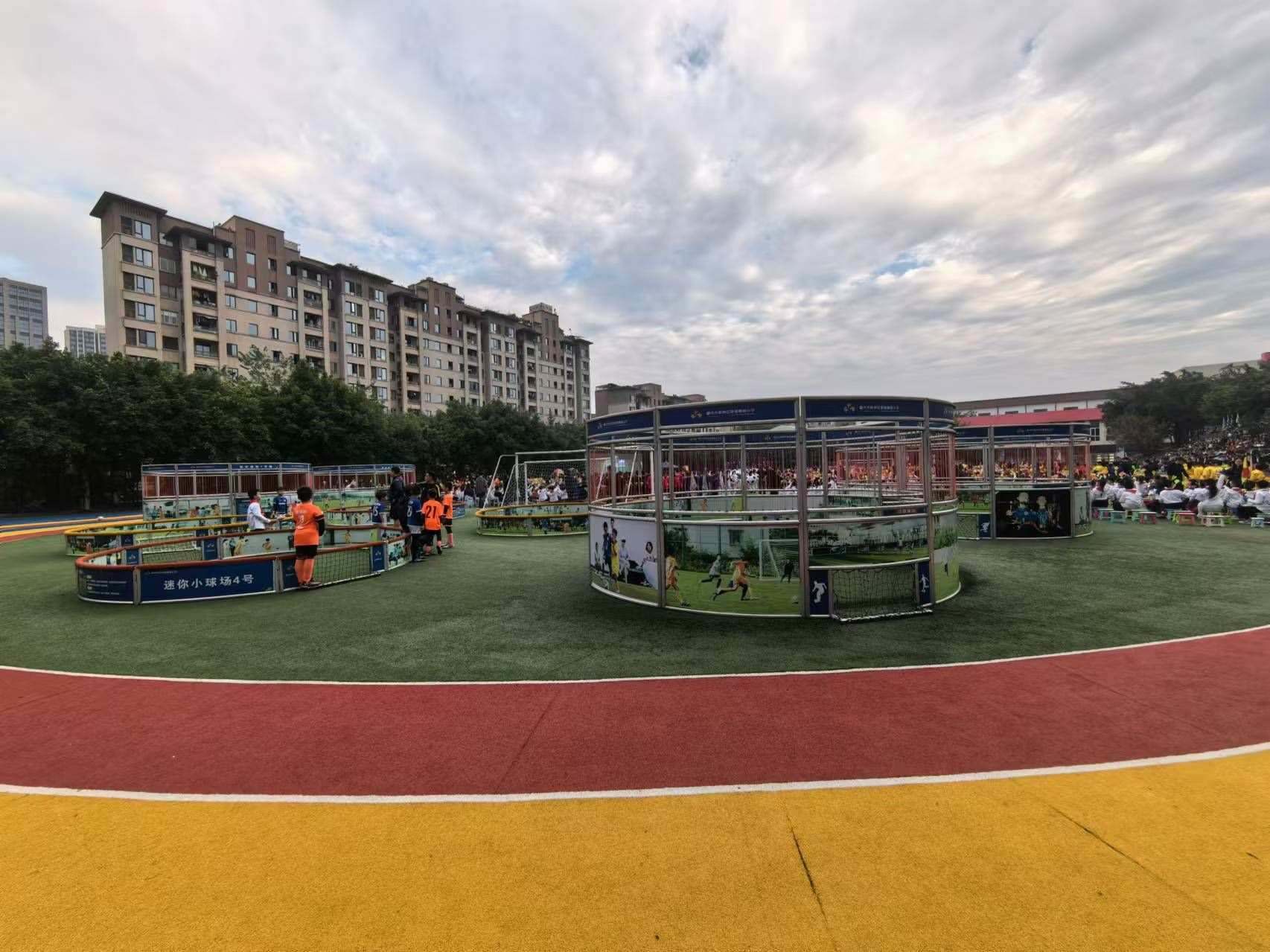 珊瑚魯能小學里的迷你足球場。 人民網(wǎng)記者 楊磊攝