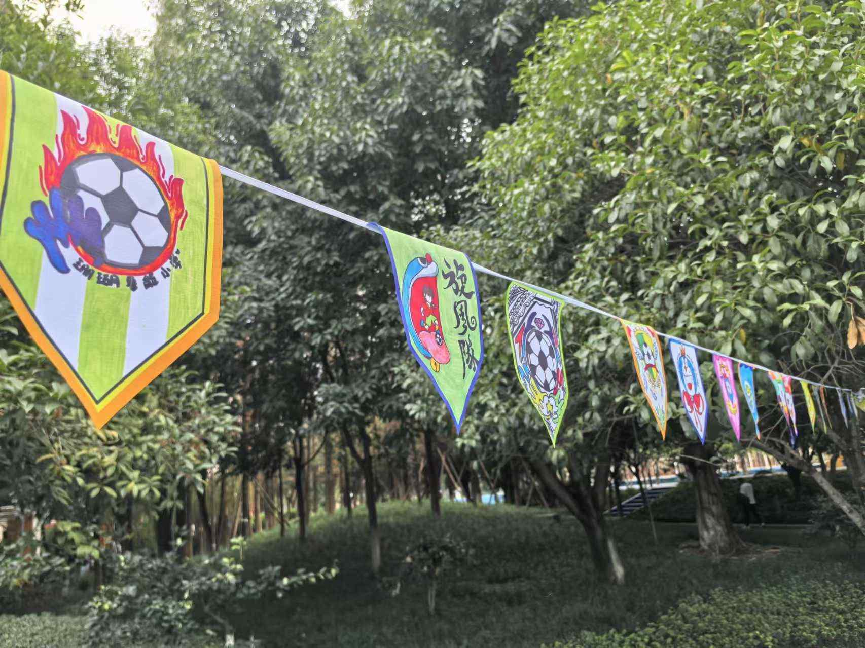 珊瑚魯能小學學生們手繪的“班超”隊徽。 人民網(wǎng)記者 楊磊攝