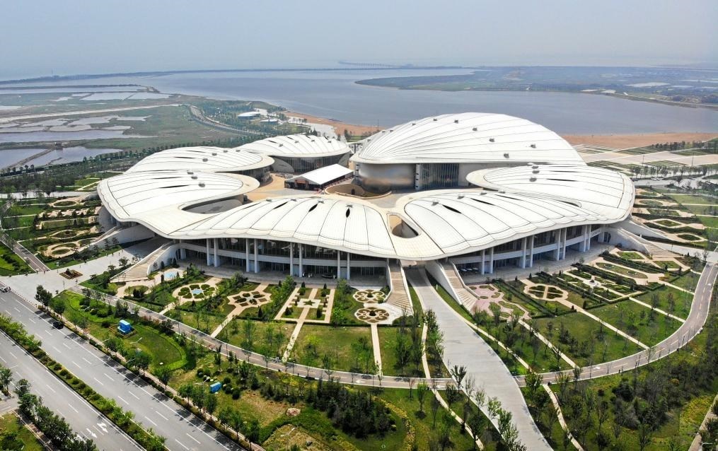 位于中國—上海合作組織地方經(jīng)貿(mào)合作示范區(qū)的青島·上合之珠國際博覽中心（2024年7月18日攝，無人機照片）。新華社記者李紫恒 攝
