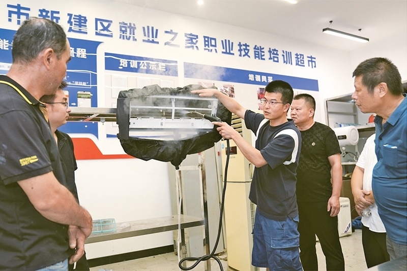 黨的二十屆三中全會強(qiáng)調(diào)，要健全終身職業(yè)技能培訓(xùn)制度。圖為2024年9月12日一位老師在給學(xué)員進(jìn)行家電清洗技術(shù)培訓(xùn)。 新華社記者 萬象/攝