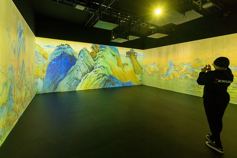 2019年1月29日，上海，市民在“千里江山圖科技藝術展”上參觀北宋名畫《千里江山圖》的AR全景展示并打卡拍照。