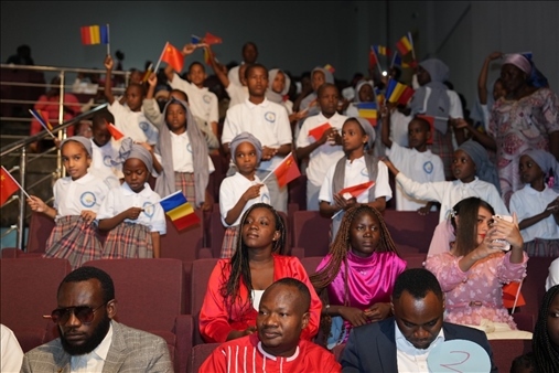 現(xiàn)場(chǎng)觀眾與決賽選手熱情互動(dòng)。中國(guó)石油非洲公司供圖