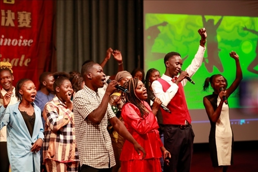 孔子學(xué)院的同學(xué)們演唱中文歌曲《明天會(huì)更好》。中國(guó)石油非洲公司供圖