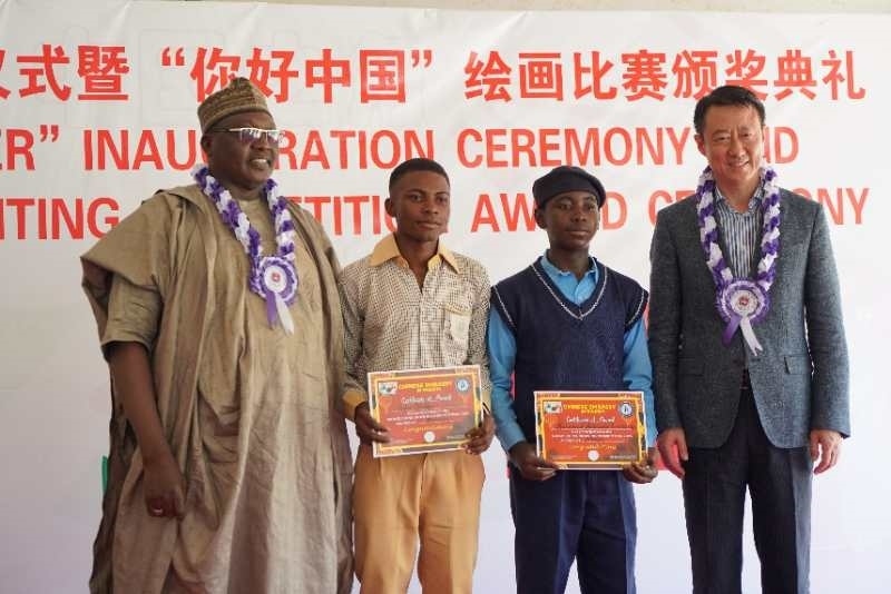 中國駐尼日利亞大使于敦海（右一）等為獲獎(jiǎng)學(xué)生頒獎(jiǎng) 尼日利亞中國文化中心供圖