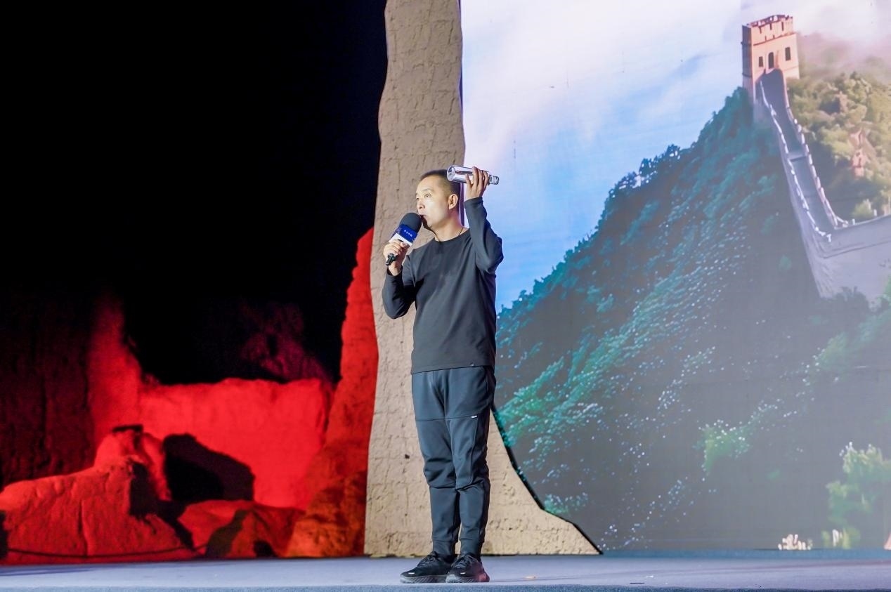 李剛在“何以中國(guó)·五星出東方”網(wǎng)絡(luò)主題宣傳活動(dòng)現(xiàn)場(chǎng)演講。人民視頻供圖