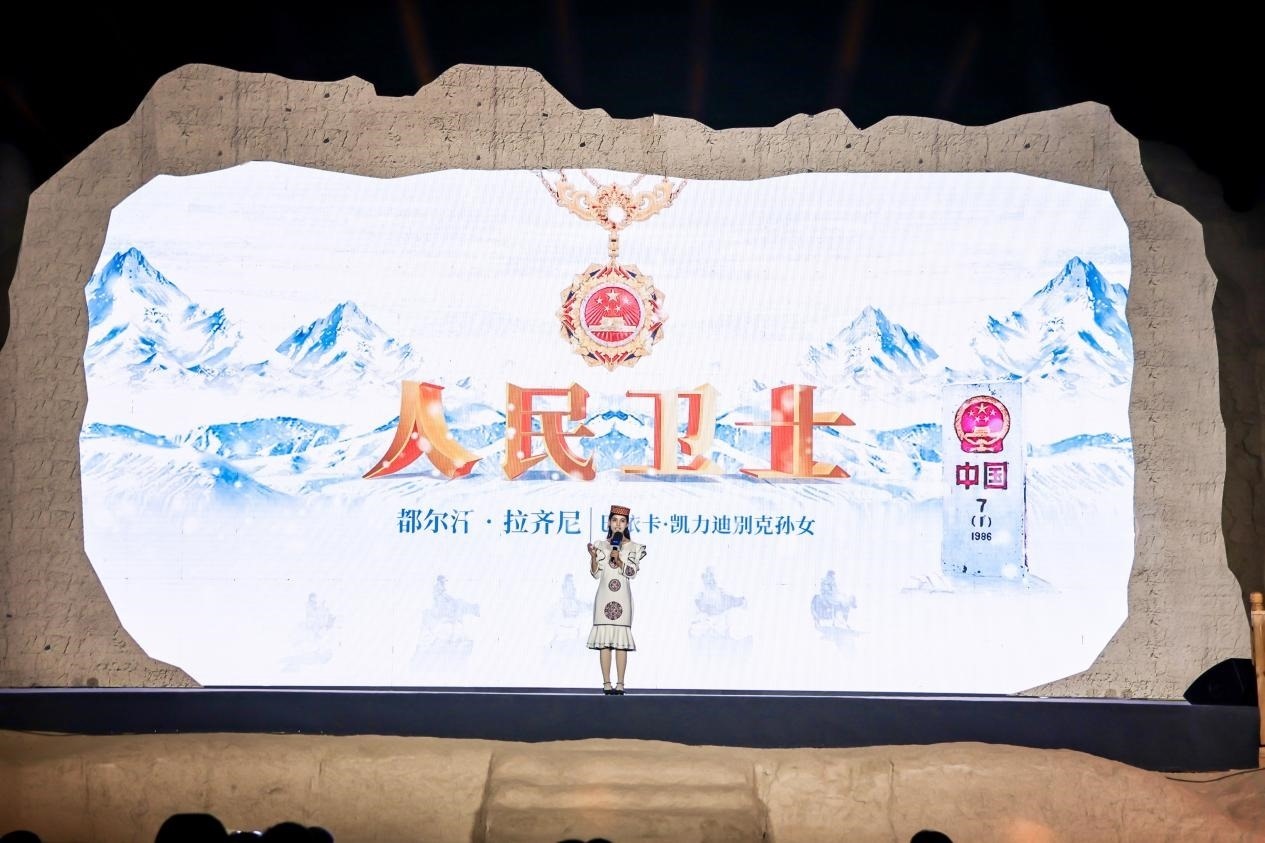 都爾汗·拉齊尼在“何以中國(guó)·五星出東方”網(wǎng)絡(luò)主題宣傳活動(dòng)現(xiàn)場(chǎng)演講。人民視頻供圖