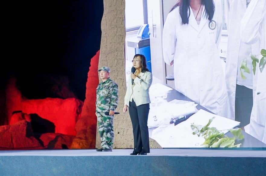 吳翠云（右一）在“何以中國(guó)·五星出東方”網(wǎng)絡(luò)主題宣傳活動(dòng)現(xiàn)場(chǎng)演講。人民視頻供圖