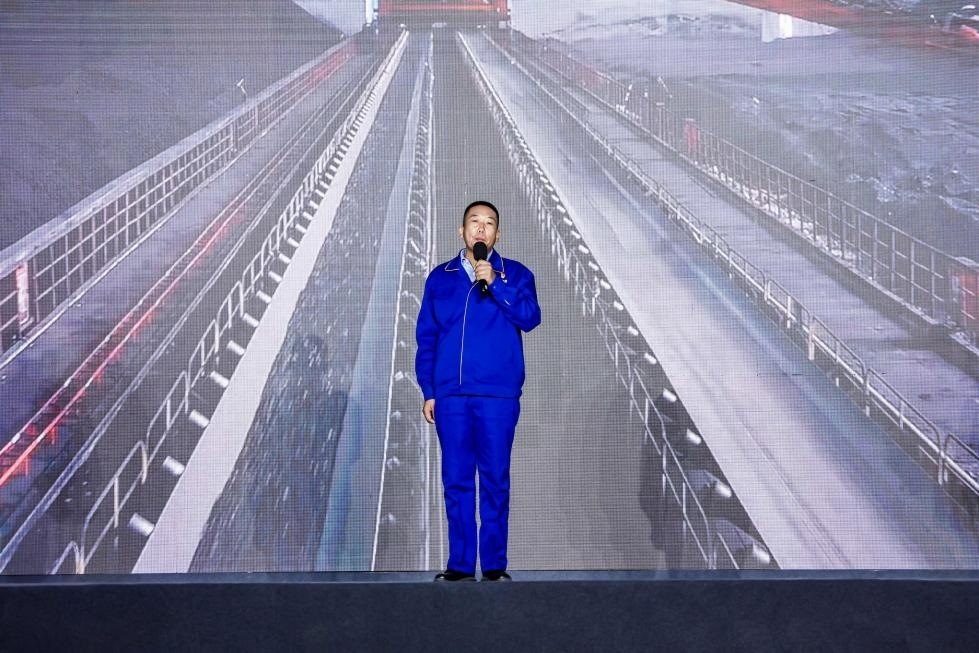 邵旭鵬在“何以中國(guó)·五星出東方”網(wǎng)絡(luò)主題宣傳活動(dòng)現(xiàn)場(chǎng)演講。人民視頻供圖