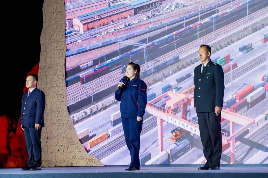 早吾扎?哈力賽（左二）在“何以中國(guó)·五星出東方”網(wǎng)絡(luò)主題宣傳活動(dòng)現(xiàn)場(chǎng)演講。人民視頻供圖