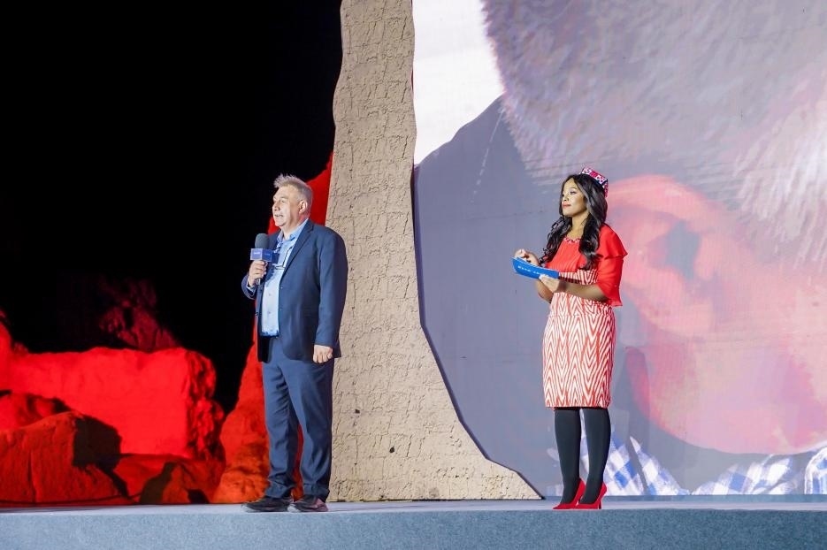 丹尼（左一）在“何以中國(guó)·五星出東方”網(wǎng)絡(luò)主題宣傳活動(dòng)現(xiàn)場(chǎng)演講。人民視頻供圖