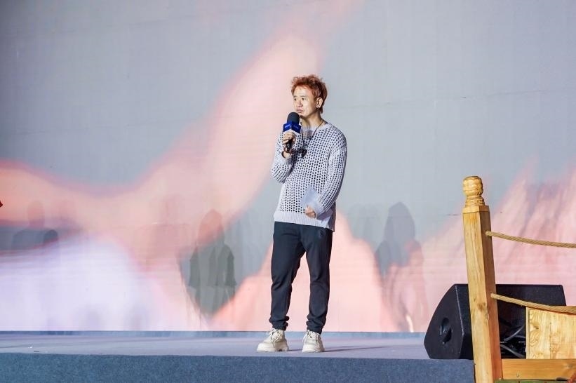 安鐘旭在“何以中國(guó)·五星出東方”網(wǎng)絡(luò)主題宣傳活動(dòng)現(xiàn)場(chǎng)演講。人民視頻供圖